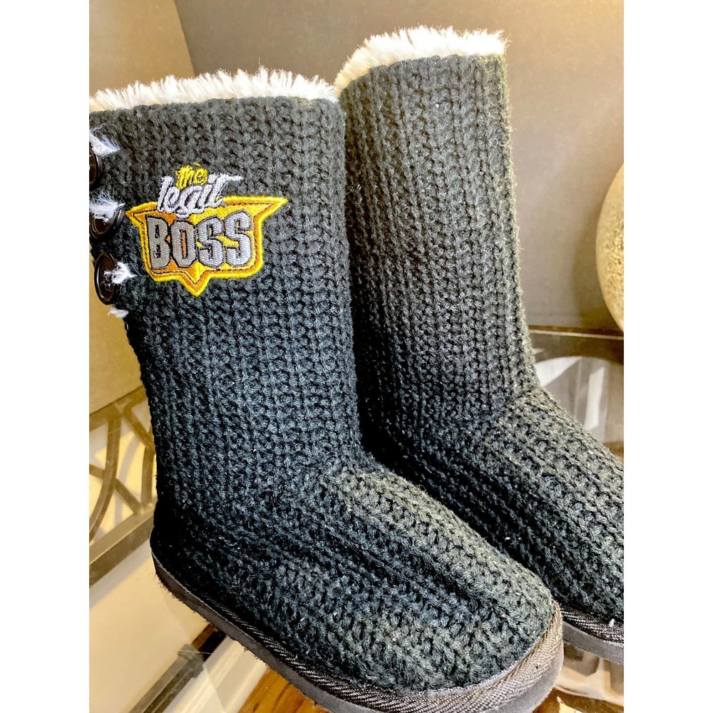 Legit boss status Three button closure knit boots
